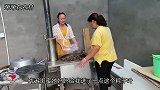 端午节：婆媳俩煮了一大锅粽子，刚出锅也给朋友送点尝尝鲜