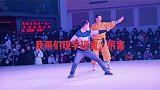 男子跟着武僧现学现卖惊呆好友，他应该是练过的