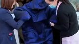 女子生娃出院穿的像个宇航员