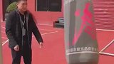 大哥打沙包结果反被戏耍，但凡失误一下都能打到沙包