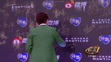 李佳琦绿色西装亮相活动2021想多多尝试跨界