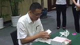 这个大哥厉害，一会就数一万元人民币，而且不会出差错