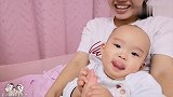 双胞胎萌娃比拼吃脚趾头，哥哥腿长吃得欢，妹妹太胖吃不到干着急