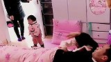 本想跟老公秀个恩爱，婆婆突然带着孩子进来，接下来的一幕尴尬了
