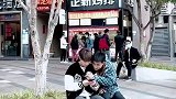 女生拍到两男生抱在一起看手机