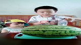 哥哥切西瓜，妹妹望眼欲穿