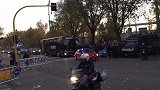 警车开道！尤文大巴抵达球场 现场氛围异常火爆