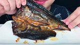 吃湖南美食“变态辣酱板鱼”，听不一样的咀嚼音！