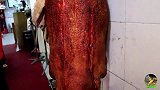香港美食之烧腊55：烧大金猪墙边挂，现切现卖顾客爱