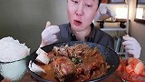 小哥吃火锅，泡菜和牛骨一起吃，这样的火锅好好吃