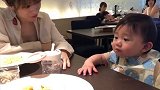 小宝宝：“吃饱饭之后好困啊！”