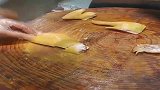 广东湛江白斩鸡斩件，一斤斩完剩八两，老板还有二两能还给我吗