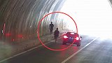 不要命了？重庆一对情侣发生争吵 高速隧道内逆行追逐
