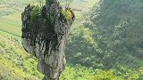 云南深山发现一奇石，上粗下细却不到，大自然的鬼斧神工。