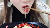 美女吃八爪鱼腿，生呛的最新鲜，大口秃噜超过瘾