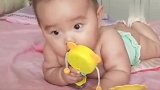 小宝宝趴在床上玩,手里还拿着妈妈新买的玩具,小表情太萌了！