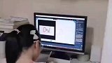 大学哥哥和妹妹在家上网课，一个很欣慰一个很心碎