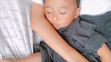小宝宝睡觉抱着妈妈的手不放，心都被萌化了！
