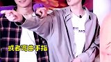 严浩翔 的礼仪太让人心动啦，从来不用手指直接指人，买光卖花姐姐的花实在太善良了 时代少年团