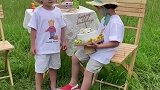 本特利给哥哥唱生日歌，虽然嘴上在唱生日歌，但眼里只有蛋糕，这才是亲兄弟，哈哈哈哈，小哥俩太可爱了