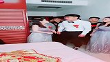 婚礼现场伴郎伴娘这样做，最后一个帅哥是故意的吧，场面好温馨！