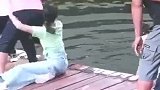 穿裙子千万别玩这个，美女落水的瞬间，有点尴尬