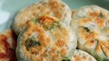 韭菜盒子好吃有秘诀，学会这个技巧，皮薄馅多，凉了也不发硬