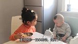 姐姐嫌弟弟闯祸，边给弟弟喂饭边教育弟弟，结果弟弟生气不吃饭