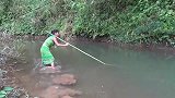 还是翠花厉害，弄根长竹子就能叉到鱼，不服不行