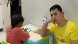 让爸爸看着女儿写作业，第一次这么听话，但是我总感觉有点不对劲
