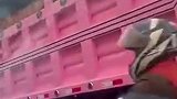 粉嫩粉嫩的!美国高速公路惊现梅西元素卡车