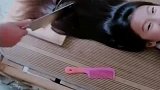 厨师哥哥给妹妹剪头，看这架势，完全把头发当成青菜了啊
