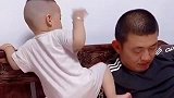 爸爸回家就玩手机，萌娃踢了好几脚，面对尿不湿爸爸却无能为力！