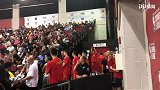 中国男篮第三场夏季联赛来袭 赛前阿不都与外国友人亲切交流