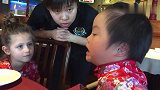 暖心！中国唐氏宝宝向别人介绍她的外国养父母，满满的自豪感