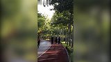 今早在朝阳公园偶遇周润发跑步