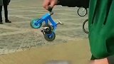 大爷踩动玩具小单车，果然是老司机