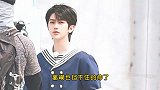 蔡徐坤《奔跑吧》水手服路透曝光 穿上海军服的坤坤太清新帅气了