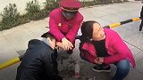怕被讹？不存在的！大妈突然痛苦瘫倒路边，下一瞬间感动众人