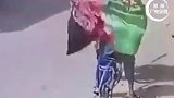 阿富汗独立日 当天，一男子因身披阿富汗国旗被塔利班士兵当众掌掴！ 阿富汗局势