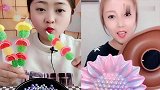 美女直播吃彩色软糖串，看着真过瘾，是我向往的生活
