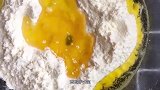 蛋黄酥这样做，香甜软糯，老人孩子都爱吃！