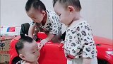 龙凤三胞胎就开始打架，妹妹们你们慢慢打，哥哥就不参与了