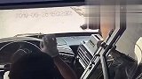 湖北男子怀疑被司机多看一眼 竟跳进公交驾驶室对其殴打
