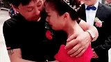 失控的新娘飞奔出来跑向爸爸