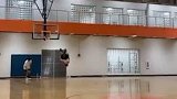 这是什么神仙配合?两小伙儿心有灵犀后空翻送出空接扣篮