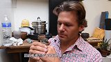 大爷野外捡到一窝蛋，交给母鸡孵化后，竟引来了警察！