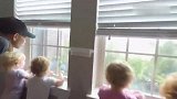 五胞胎宝宝待在家里躲避飓风哈维，趴在窗边感受飓风的强烈