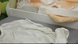 爸爸来接新生儿出院回家，看到宝宝这身打扮，被可爱到了