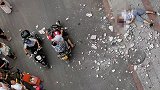 四川宜宾一高楼墙面脱落 路过男子被砸瘫倒地